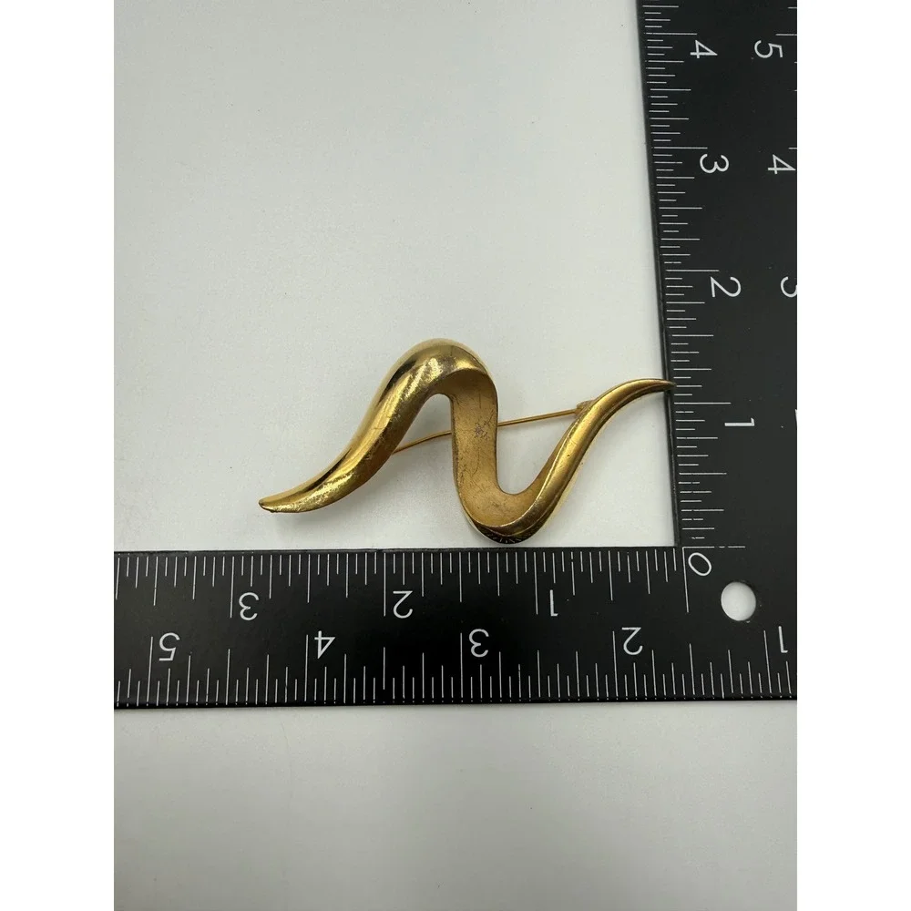 Vintage Gold Tone Abstract Wavy Ribbon Brooch Pin Sculptural Modernist‎ Design